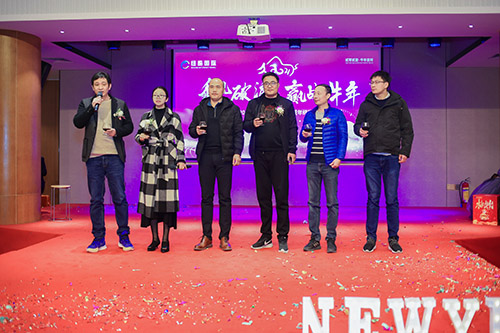 表演和抽獎結束，敬酒！之后是晚宴時間。