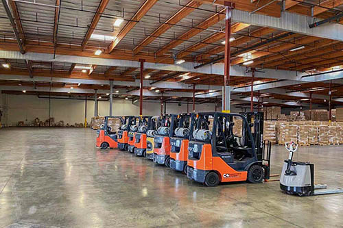 ?？ê秃Ｅ缮霞芩俣?/> </div><p><br/><strong>?？ê秃Ｅ缮霞芩俣龋?/strong><br/>如果是比較熱門的倉庫，每天送進去的產(chǎn)品肯定很多?？ㄜ嚺伤退蛡}是需要人工點數(shù)的，既然卸貨已經(jīng)點過數(shù)量，確認過數(shù)據(jù)直接上架就好了。雖然卡派需要預約，但是上架要快一些。<br/><br/><br/>海派是亞馬遜劃分一個區(qū)域給快遞（UPS、Fedex等）自行堆放貨物的，不需要預約，快遞自行把貨物放到指定的區(qū)域放好就可以離開了，不需要簽收?？爝f自由進出，堆放放貨，卸貨快是快了。但是堆放貨物實在太多了，美國工人的工作效率是非常慢的，堆放的貨物千奇百怪、錯綜復雜，小到一個小小的包裹幾kg大到幾噸方的貨物都有，要拆包裝、分揀、點數(shù)、對數(shù)據(jù)等一系列繁瑣的操作，也許一天下來都處理多少，到點下班就走人了。每天如此操作、處理了最外圍的一小部分，第二天又被快遞把這里填滿了貨物。說不定您的貨物在堆在里面的那個小角落里，也許半個月或者一個月過去了還沒處理到您的包裹。所以海派在大倉里上架運氣好會快一些，運氣不好真的比較慢了。<br/><br/></p><!--渠道廣告：美國?？?-><div   id=