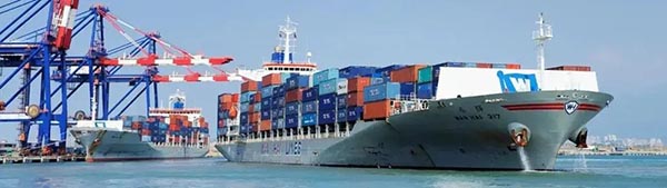 萬?？齑凰?/> </div><p><br/>船期：到長灘：三截七開&nbsp; 到奧克蘭：一截五開<br/>時效：開船后15天提取<br/>航線：鹽田 - 長灘港， 鹽田 - 西雅圖 -奧克蘭。<br/>價格：良好<br/><br/>除了以上快船其他的美國集裝箱為普船或者有的活動叫慢船。各種船司都有，一般是船型大，裝量大。一般都在10000TEU以上，裝卸時間在3-7天不等。如果是在旺季靠港時間會更慢。<br/><br/>一般快船多用中小型集裝箱船，一般裝載量在5000TEU以下，具有航速快，裝卸時間短的優(yōu)勢。隨著疫情的影響延長，美國對進(jìn)口物資的需求會原來越大。雖然現(xiàn)在是7月，但是很多亞馬遜賣家已經(jīng)在做圣誕節(jié)旺季的備貨準(zhǔn)備了。如果是走慢船你得有準(zhǔn)備在路上走2個月或者三個月的時間。就算是走快船也要預(yù)留充足的時間，最近各船司艙位都非常緊張，美國港口各種塞港和卸貨慢。以免在路途中耽誤時間錯過年底旺季。<br/><br/>溫馨提醒：今年海運(yùn)沒有以往的“淡季”——不塞港、艙位隨時有且非常便宜的那種。5月鹽田疫情耽誤的貨柜至少要到9月左右才能緩解，那時已經(jīng)近亞馬遜年底旺季了，貨量只多不少。有計劃出貨的賣家朋友不要等。<br/></p><div style=