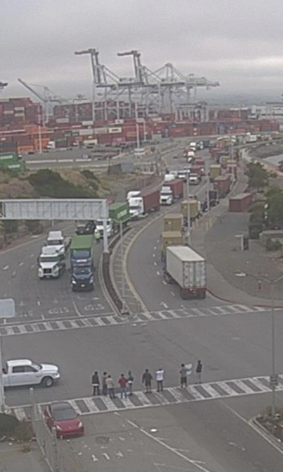 奧克蘭司機(jī)堵門(mén)今天繼續(xù)，我們司機(jī)五點(diǎn)就去排隊(duì)了，還是進(jìn)不去，提還柜受影響。