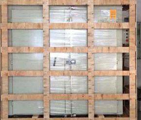 實重超過50kg或任一邊超150cm的木架木箱要求打托，且卡腳托高&ge;10cm托盤必須四面開口且盡量做包邊處理，方便叉車裝卸貨物。